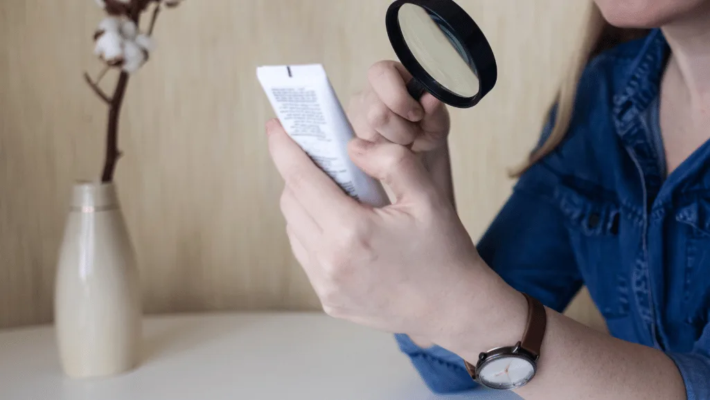 אישה קוראת על SLS במוצרי טיפוח שלה