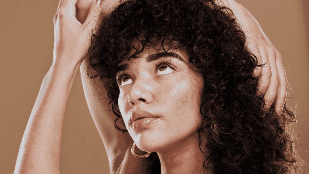 מלמזה בפנים אישה עם מלמזה בפנים