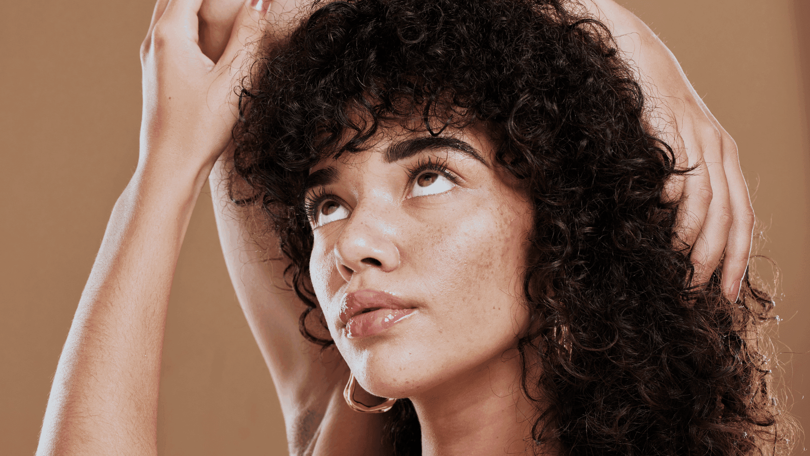 מלמזה בפנים אישה עם מלמזה בפנים