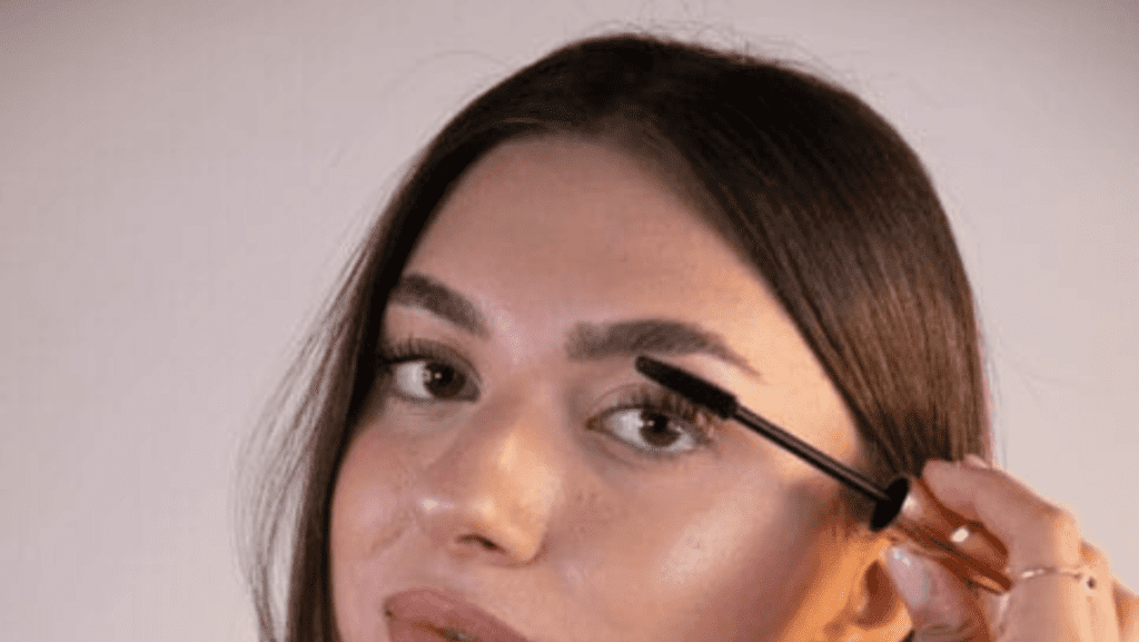 דוגמנית מורחת את המסקרה לעיניים רגישות של גאיה קוסמטיקס